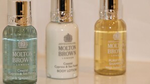 Trois flacons de produits Molton Brown.