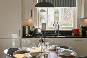 Private kitchen - Modern two bedroom, dog friendly, beach house (Padstow)