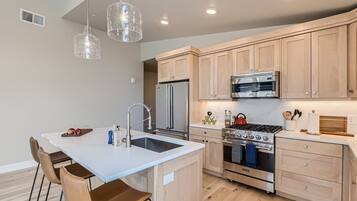 Kondominium, 3 kamar tidur | Dapur pribadi | Lemari es, oven, mesin pembuat kopi/teh, dan ketel listrik