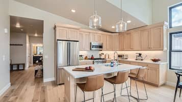 Condo, 3 Bedrooms | Private kitchen | Fridge, oven, coffee/tea maker, electric kettle