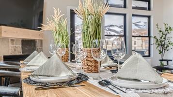 Kondominium, 3 kamar tidur | Tempat makan