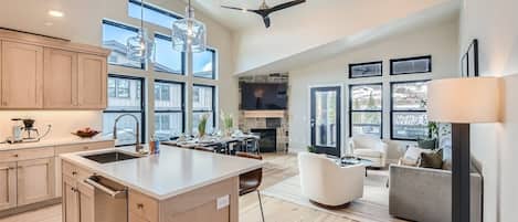 Condo, 3 Bedrooms | Private kitchen | Fridge, oven, coffee/tea maker, electric kettle
