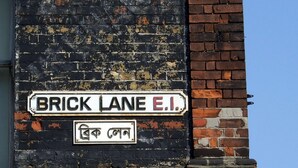 Brick Lane E.I. -nimikyltti, jonka alla on pienempi, upotettu kyltti.