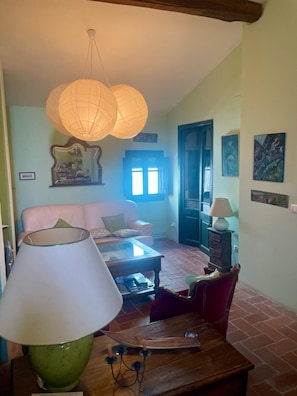 Fernseher, DVD-Player, Tischfußball, Bücher