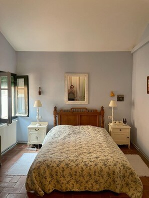 7 makuuhuonetta, silitysrauta/-lauta, vauvan matkasänky, vuodevaatteet