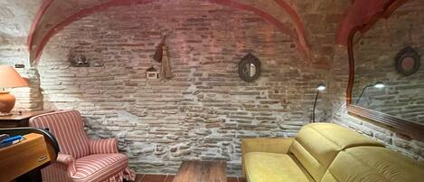 Televisie, een dvd-speler, tafelvoetbal en boeken