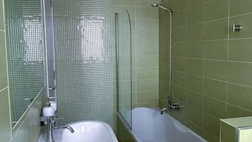 Asciugacapelli, bidet, asciugamani, sapone