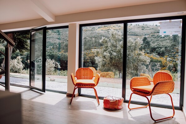 Coin salon dans le hall