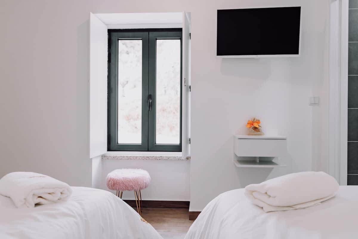 Schallisolierte Zimmer, kostenloses WLAN, Bettwäsche