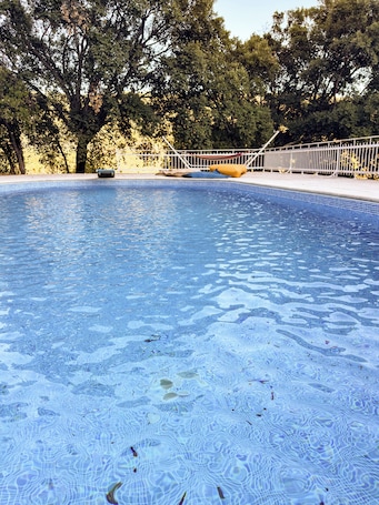 Una piscina al aire libre de temporada