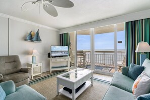 Condo, 2 Bedrooms | Living area