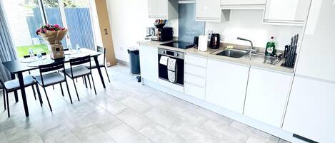 하우스 | 전용 주방 | 냉장고, 전자레인지, 오븐, 쿡탑