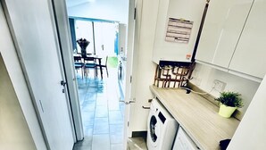 Rumah | Dapur pribadi | Lemari es, microwave, oven, dan kompor