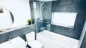 Rumah | Kamar mandi | Kombinasi shower/bathtub, bathtub besar, pengering rambut, dan handuk