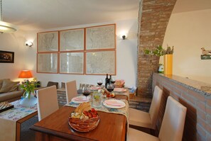 Dining - A farmhouse in a large forest on a mountain with an immense view around it. (Città della Pieve)