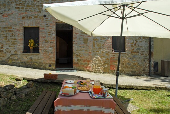 Outdoor dining - A farmhouse in a large forest on a mountain with an immense view around it. (Città della Pieve)