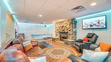 House (6 Bedrooms) | Interior