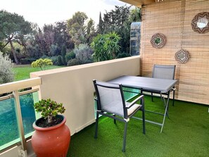 Outdoor dining - Charmant Studio Avec Terrasse à Juan les Pins et Garage Fermé (Antibes)