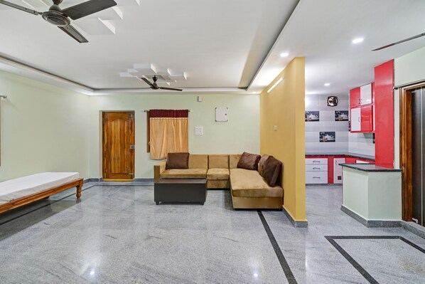 Lobby sitting area - OYO PVS Home Stay (Tirupati)