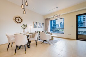 Dining - Elegant 1BR Apartment in Bahar 6, Jumeirah Beach Residence by Deluxe Holiday Homes (Dubai)