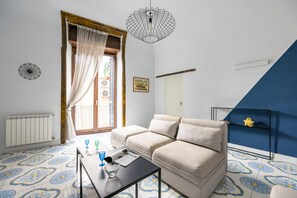 TV - Leticia's Apartment by Wonderful Italy (Napoli)