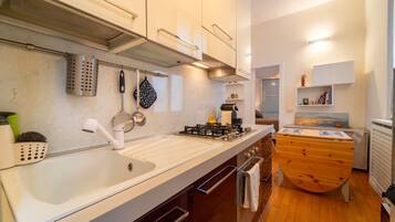 Kühlschrank, Mikrowelle, Ofen, Geschirrspüler