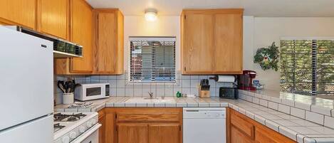 ثلاجة، ميكروويف، فرن، موقد طهي مسطح