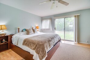 2 bedrooms, desk, iron/ironing board, Internet - Wood’s Point Getaway w/ Private Hot Tub (Elizabeth)