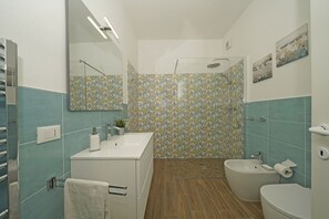 Douche, sèche-cheveux, serviettes fournies