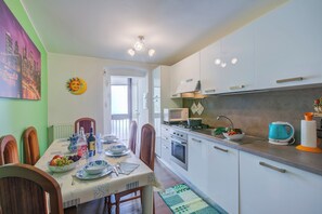 Apartamento família, 1 quarto (Casa Jessy) | Cozinha privada | Micro-ondas, fogão, cooktop, chaleira elétrica