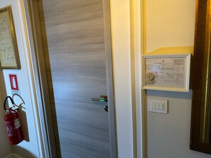 Familierom | Safe på rommet, blendingsgardiner, barnesenger og wi-fi (inkludert)