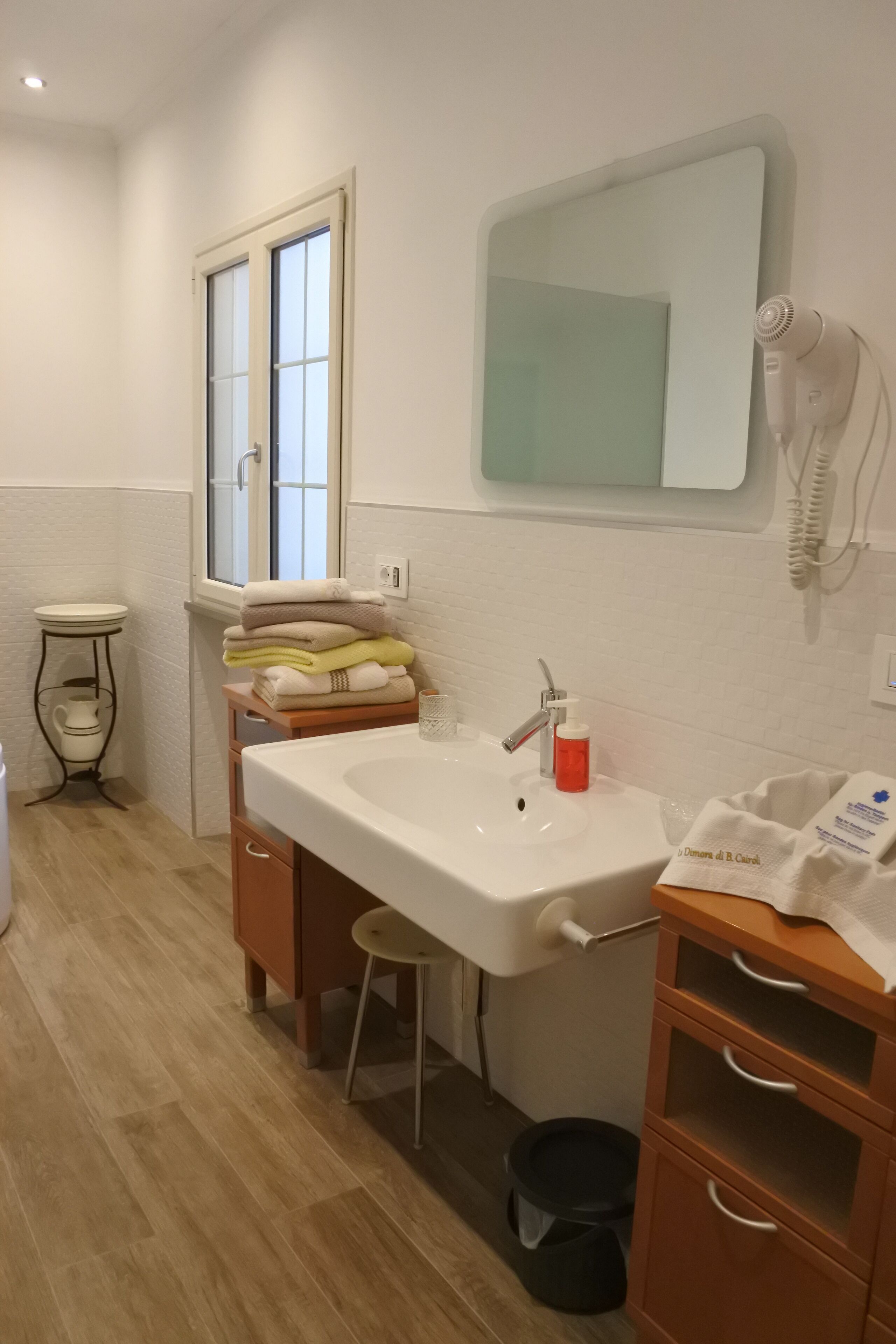 Dusche, Regendusche, Haartrockner, Bademäntel