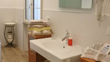 Dusche, Regendusche, Haartrockner, BademÀntel