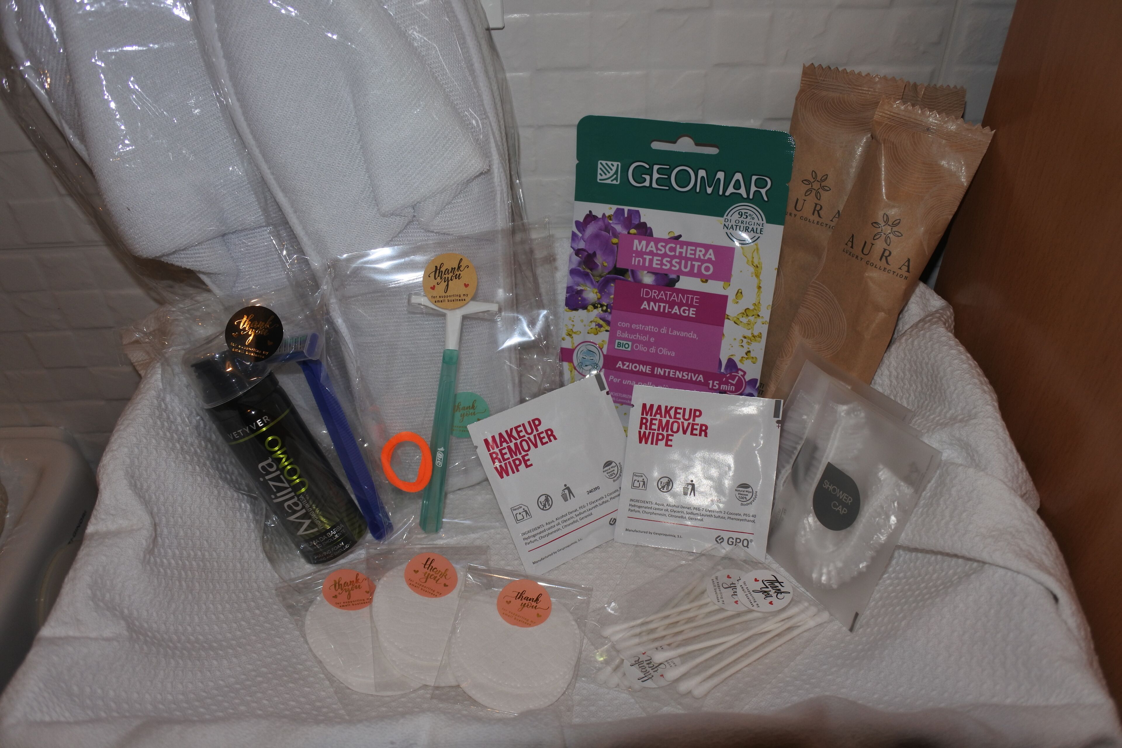 Douche, douche à « effet pluie », sèche-cheveux, peignoirs