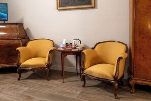 Family Room | In-room safe, blackout drapes, cribs/infant beds, free WiFi - LA DIMORA DI B.CAIROLI (Ovada)