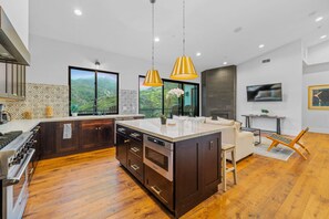 Fridge, microwave, oven, stovetop - Perfect For Families Great Views & Reviews Hot Tub (Ventura)