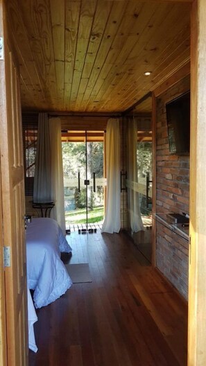 Cabana superior, vista para o jardim | 1 quarto, quartos à prova de som, Wi-Fi de cortesia, roupa de cama