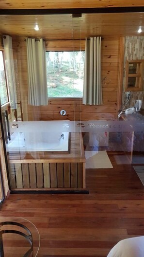 Cabana superior, vista para o jardim | 1 quarto, quartos à prova de som, Wi-Fi de cortesia, roupa de cama