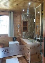 Cabaña Deluxe, vistas al jardín | 1 dormitorio, sistema de insonorización, wifi gratis y ropa de cama