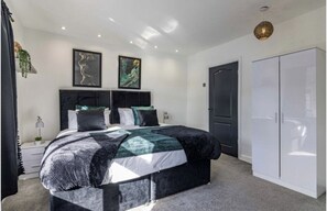 3 habitaciones, tabla de planchar con plancha, wifi y ropa de cama 