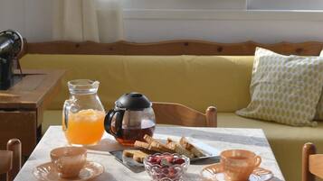 House | 2 bedrooms, desk