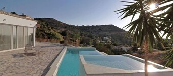 자쿠지와 개인 수영장이 있는 빌라 파텔로