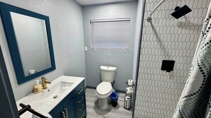 Sèche-cheveux, serviettes fournies, savon, shampoing