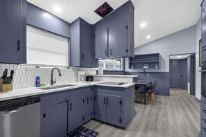 Fridge, microwave, oven, stovetop - Stylish Renovated Retreat nr NRG, MedCtr, Downtown (Houston)