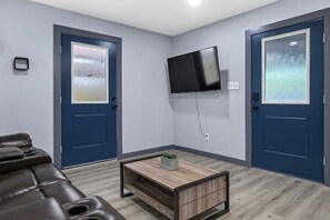 Smart TV, books - Stylish Renovated Retreat nr NRG, MedCtr, Downtown (Houston)