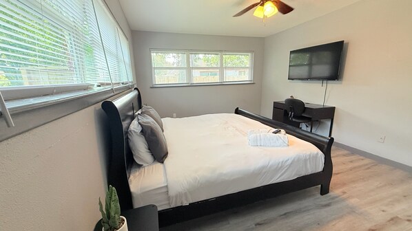 3 bedrooms, free WiFi, bed sheets - Stylish Renovated Retreat nr NRG, MedCtr, Downtown (Houston)