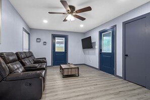 Smart TV, books - Stylish Renovated Retreat nr NRG, MedCtr, Downtown (Houston)