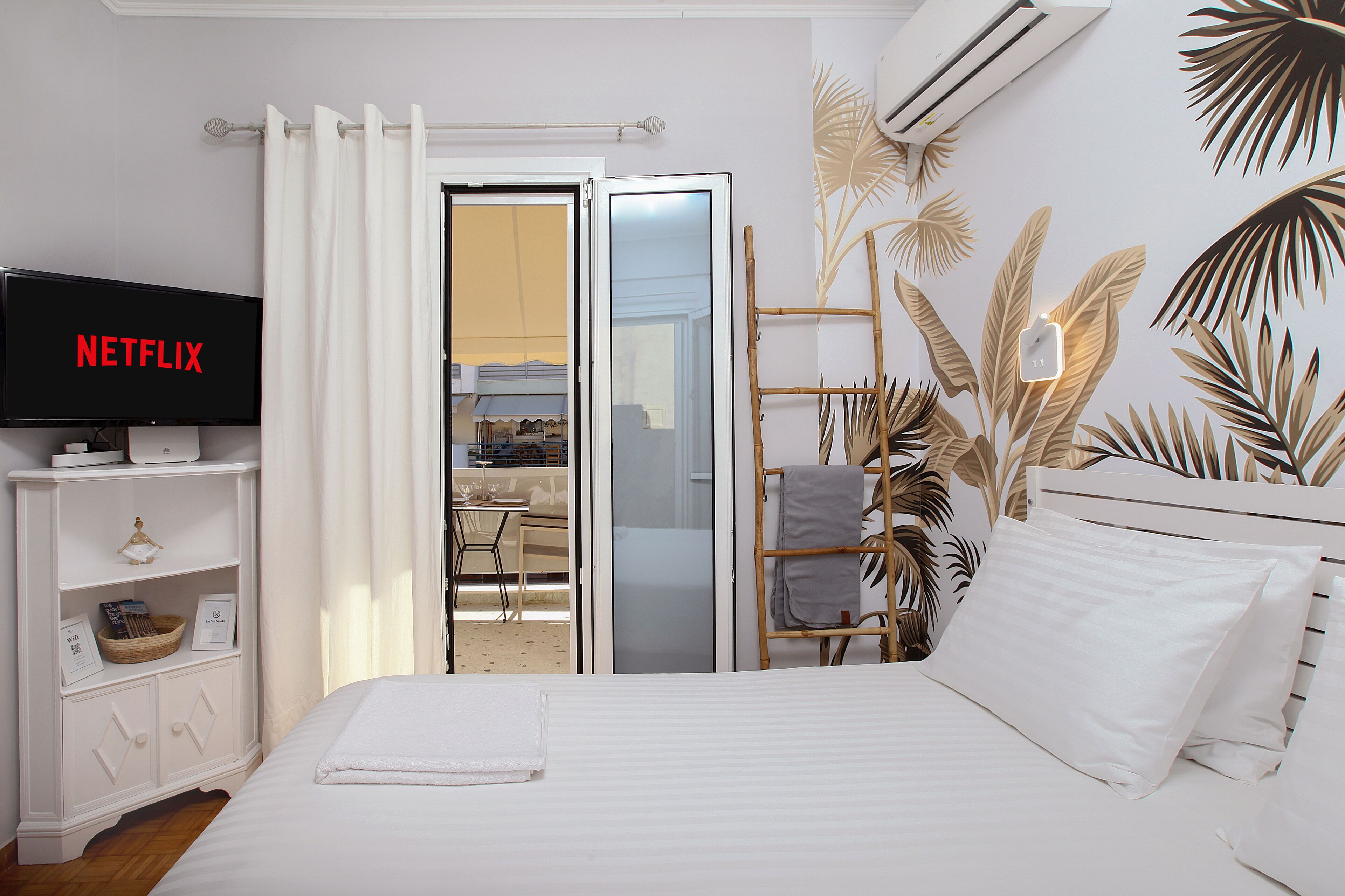 1 camera, una cassaforte in camera, una scrivania, ferro/asse da stiro