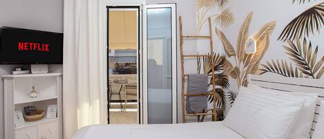 1 camera, una cassaforte in camera, una scrivania, ferro/asse da stiro