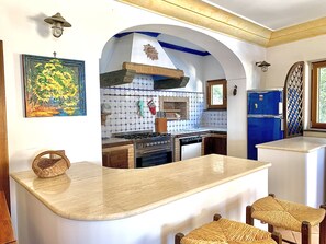 Geladeira, fogão, cooktop, cafeteira/chaleira